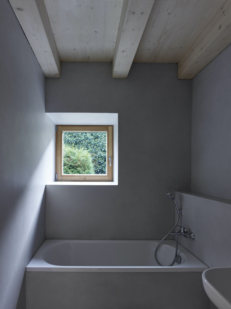 Koupelna s trámy a oknem do přírody
