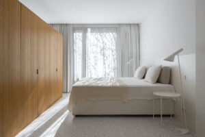 Moderní minimalistický byt s dřevem a mramorem