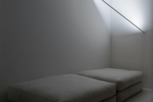 Moderní bílá minimalistická pohovka