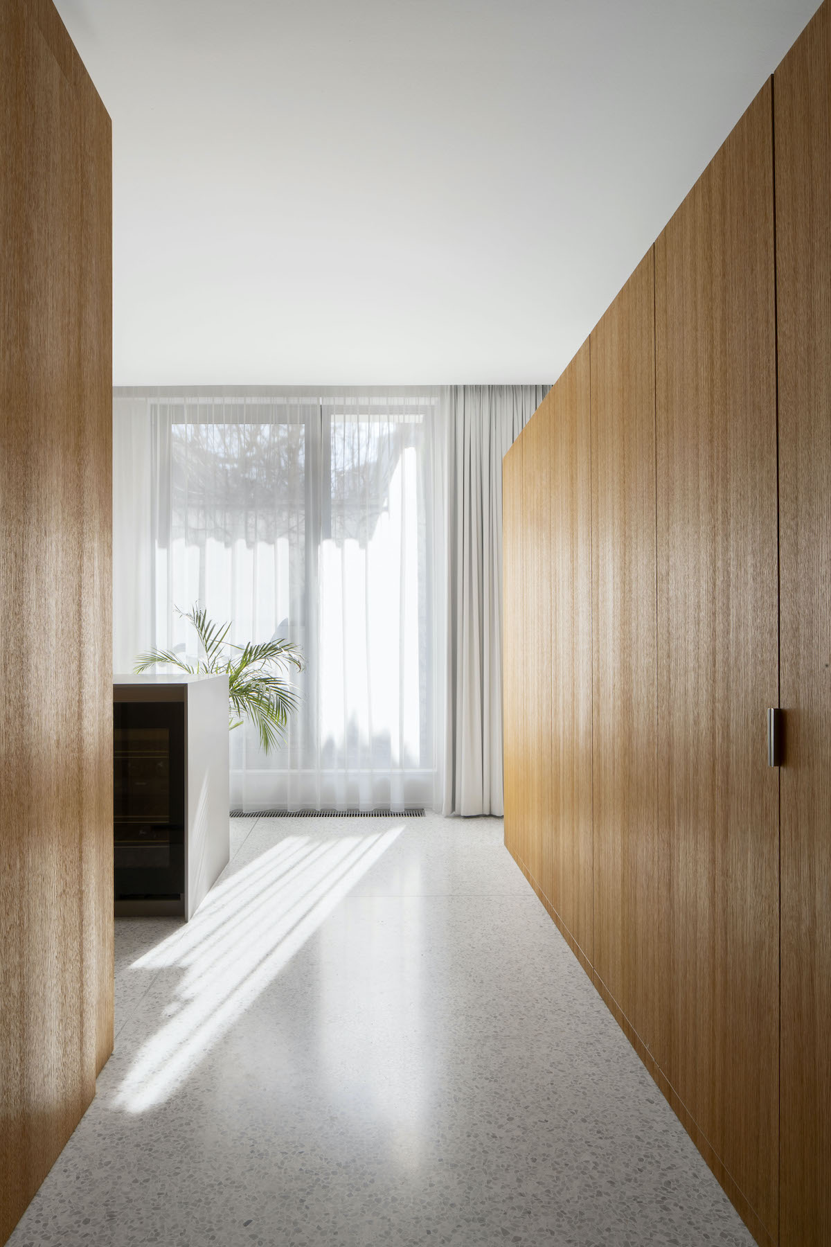 Moderní minimalistický byt s dřevem a mramorem
