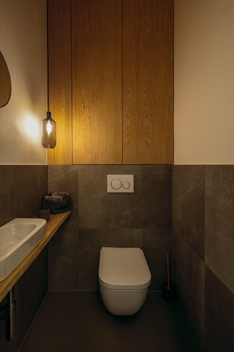 Zemitá toaleta s dizajnovým svítidlem
