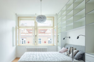 Designová bílá ložnice s vestavěnou skříní