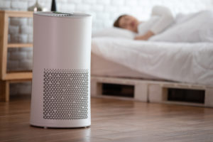 čistička vzduchu v bytě se spící ženou