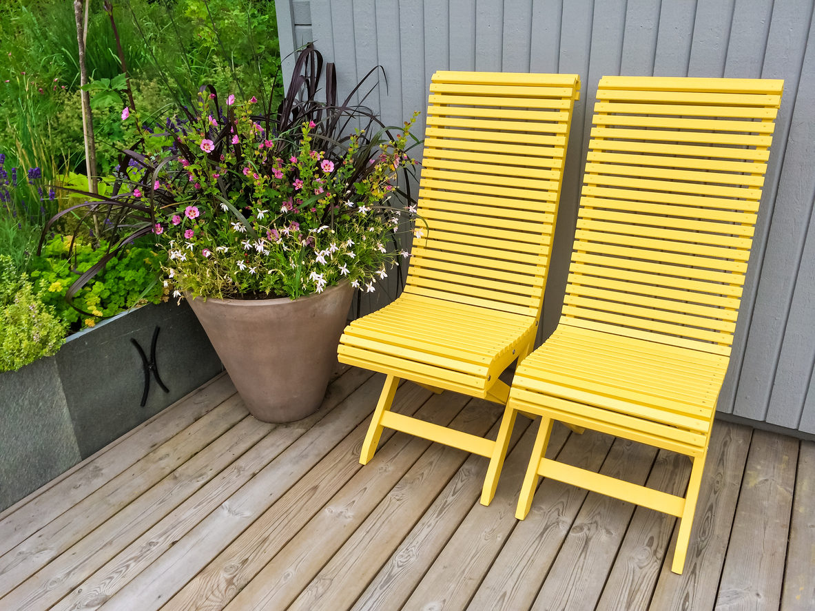 Žluté židle na balkoně
