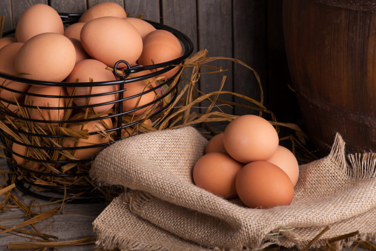 Znáte test čerstvosti vajíček? Víte, jak se mají správně skladovat a jak dlouho vám doma vydrží?