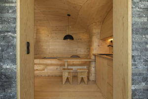 moderní unikátní bydlení připomíná dřevěnou jeskyni