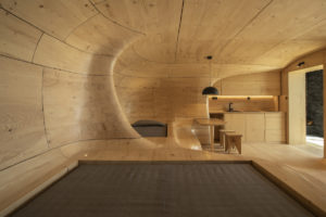 Dva architekti dokázali téměř nemožné! Vytvořili unikátní bydlení, které připomíná dřevěnou jeskyni, použili na to tisíc sto dvanáct dílů