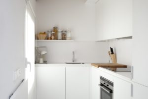 Moderní kuchyň do tvaru L