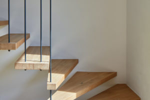 Dřevěné schodiště na kovovým zábradlím