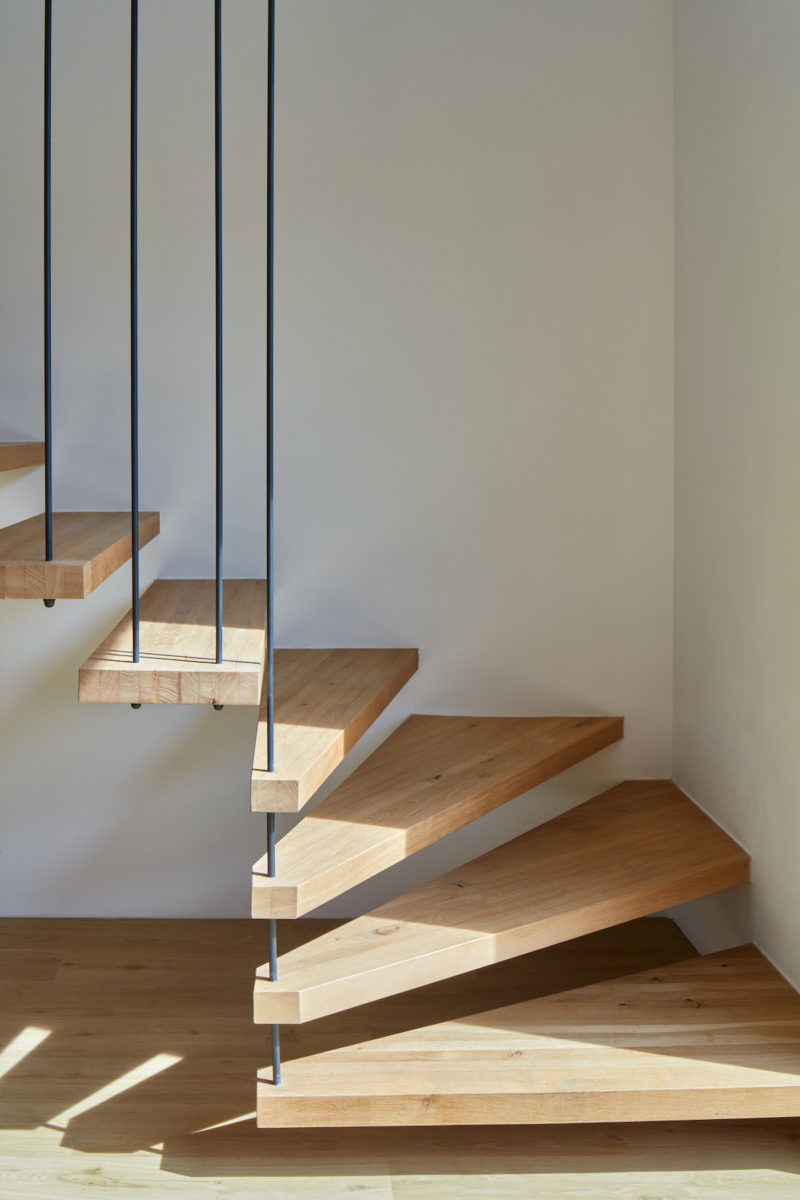 Dřevěné schodiště na kovovým zábradlím