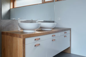 Šedobílá moderní koupelna s dřevem