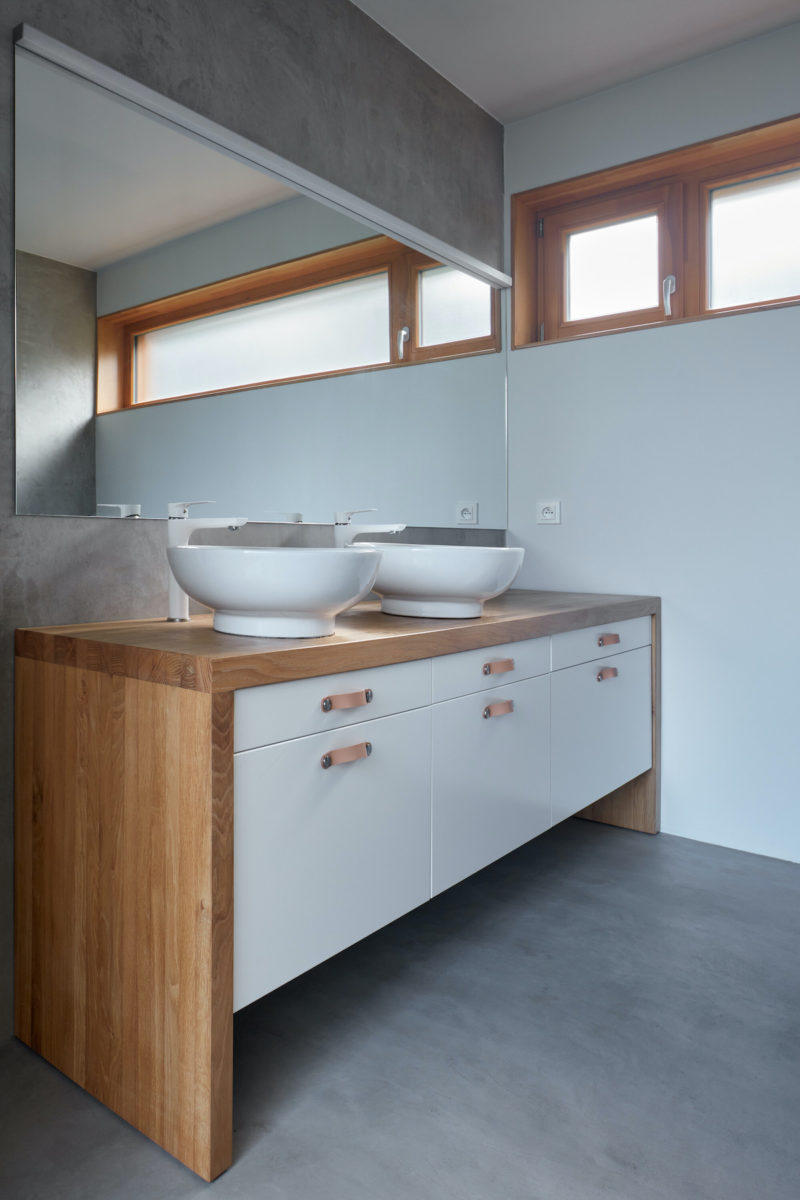 Šedobílá moderní koupelna s dřevem