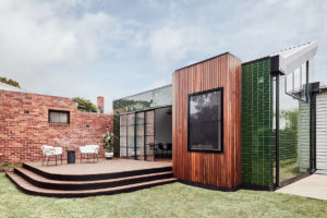 Rekonstruovaný moderní malý domek na severu Melbourne s cihlou a zeleným obkladem