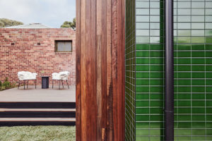 Rekonstruovaný moderní malý domek na severu Melbourne s cihlou a zeleným obkladem