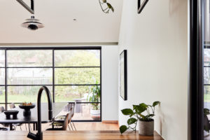 Rekonstruovaný moderní malý domek na severu Melbourne s přírodním interiérem
