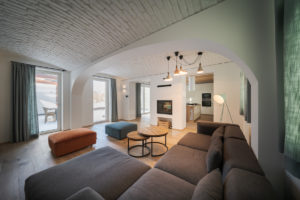 Novostavba tradičné usedlosti s moderným utulným interiérem