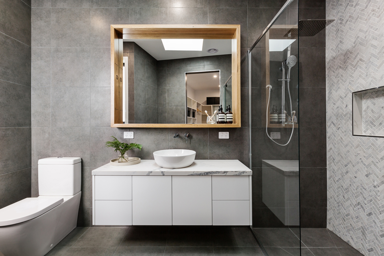 Moderní koupelnaModern grey designer bathroom with herringbone shower tiling