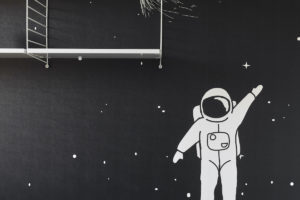 Motiv s kosmonautem v dětském pokoji.