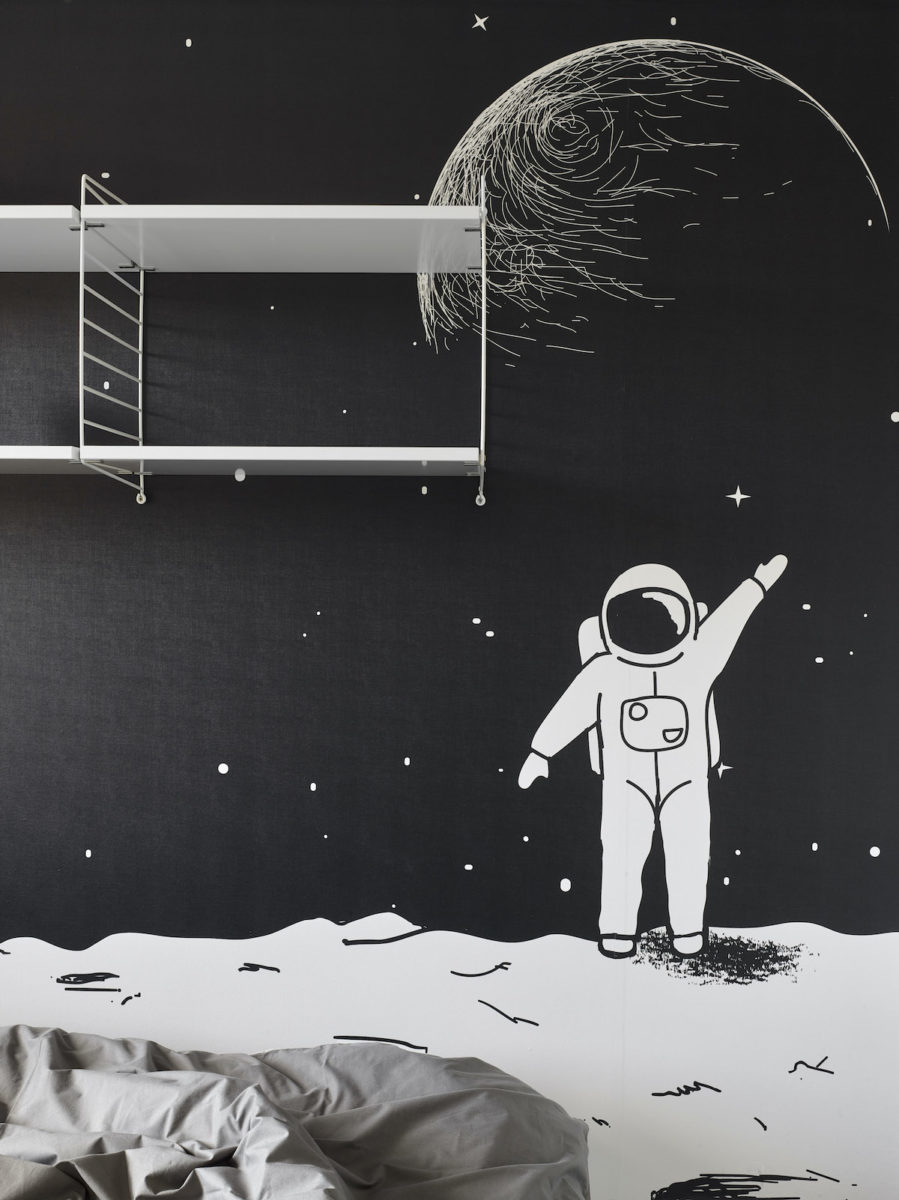 Motiv s kosmonautem v dětském pokoji.