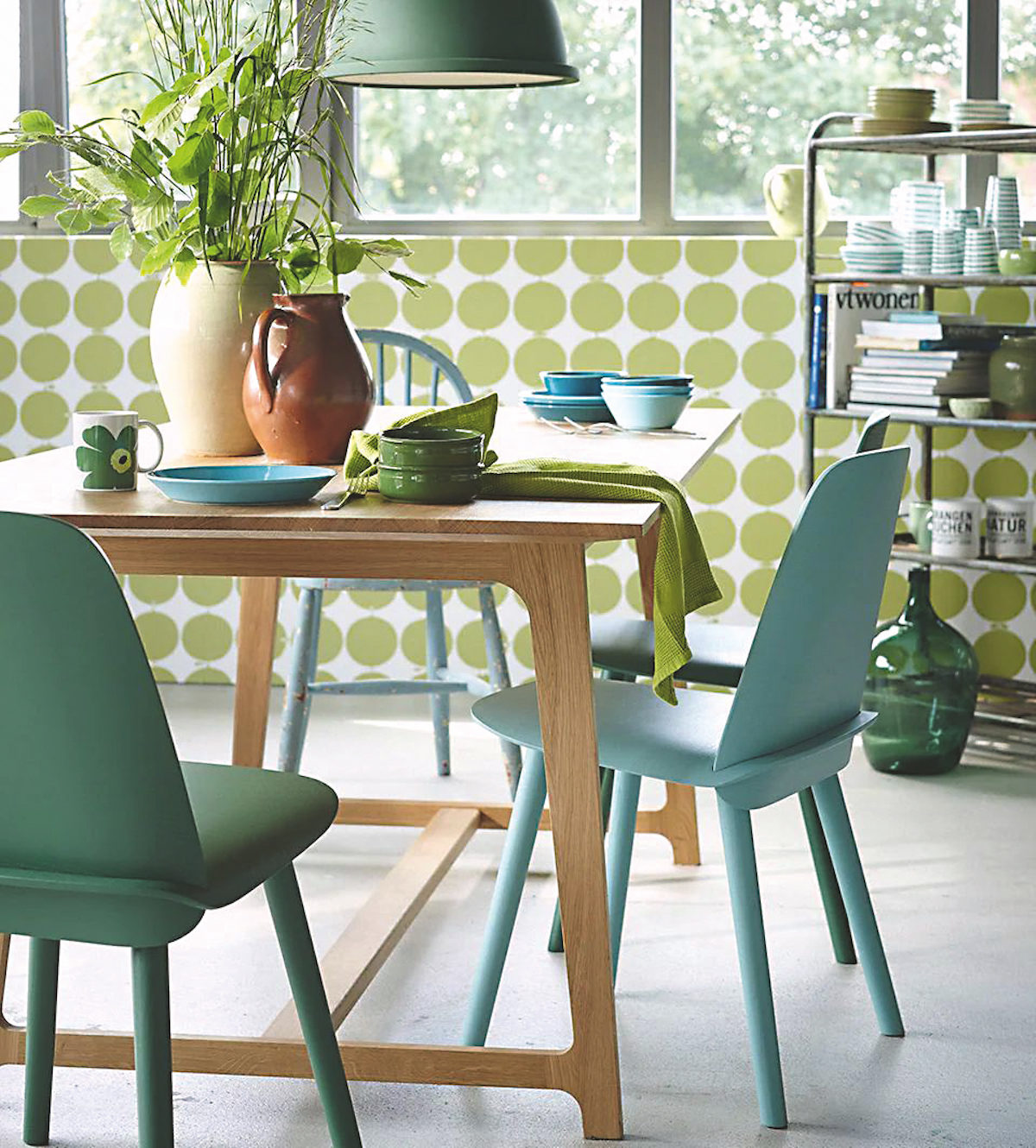 Zelená tapeta a židle v kuchyni