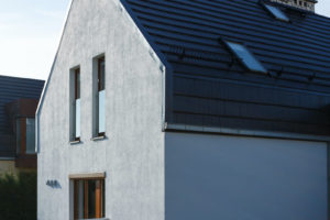Moderní rodinný dům se šikmou střechou