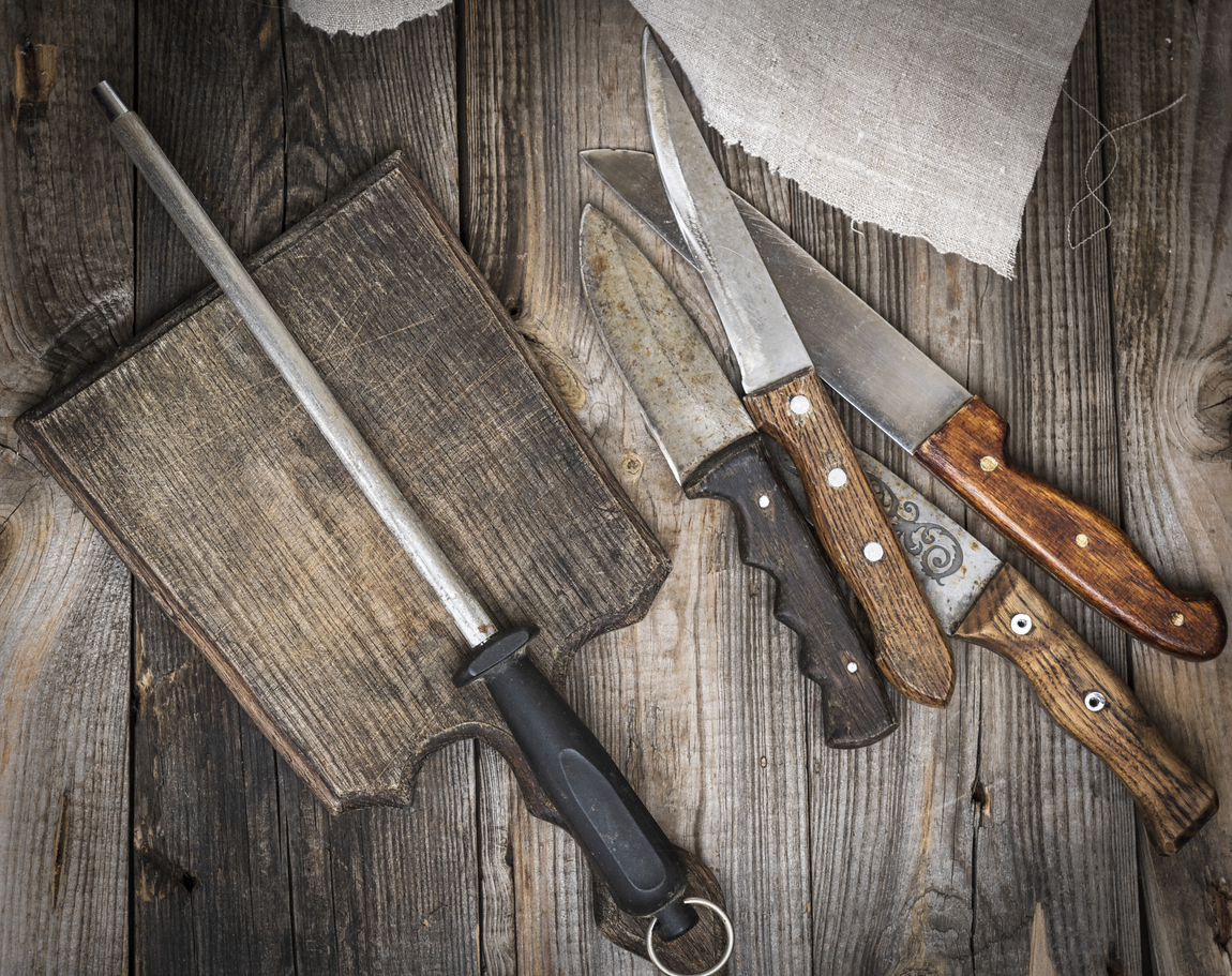 Dřevěné prkínko s brouskou a nože