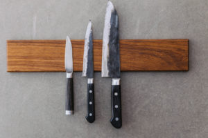 Nože na magnetické dřevěné liště