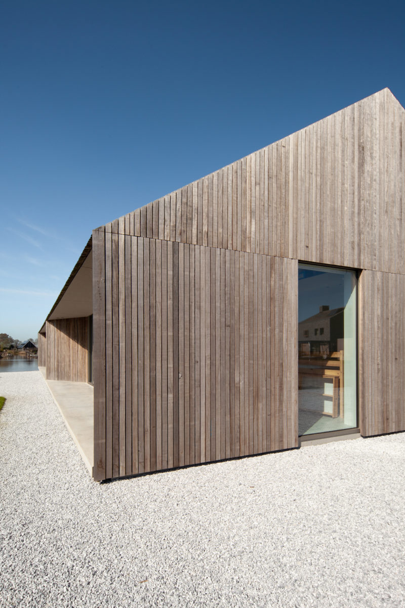 Moderní přízemní minimalistická středomorská vila s dřevěnou fasádou
