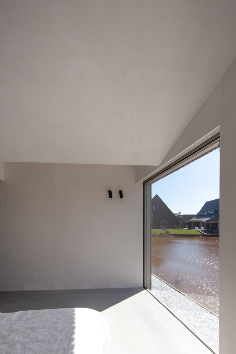 Moderní přízemní minimalistická středomorská vila s dřevěnou fasádou