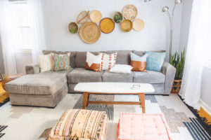 Přírodní barevný obývací pokoj
