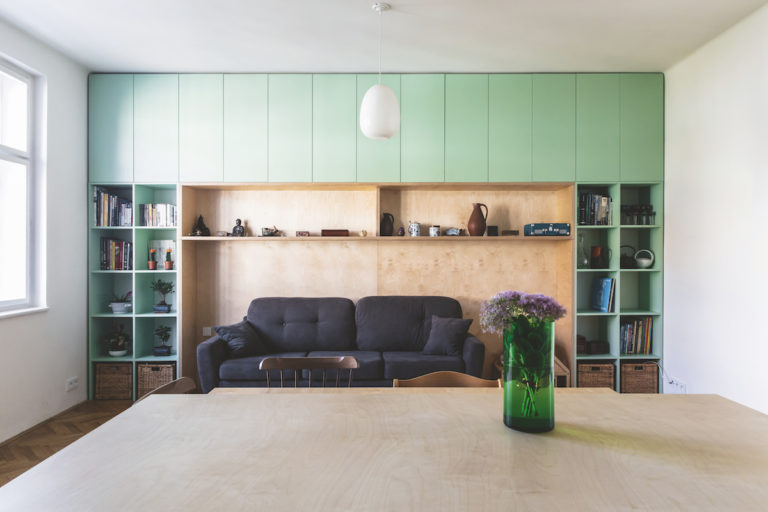 Zrekonstruovaný starši byt v barvách s dřevěným nábytkem