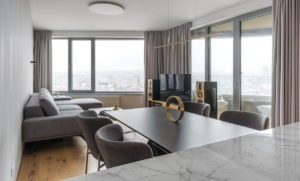 Moderní čtyřpokojový byt v novostavbě s hnědým interiérem a výhledy