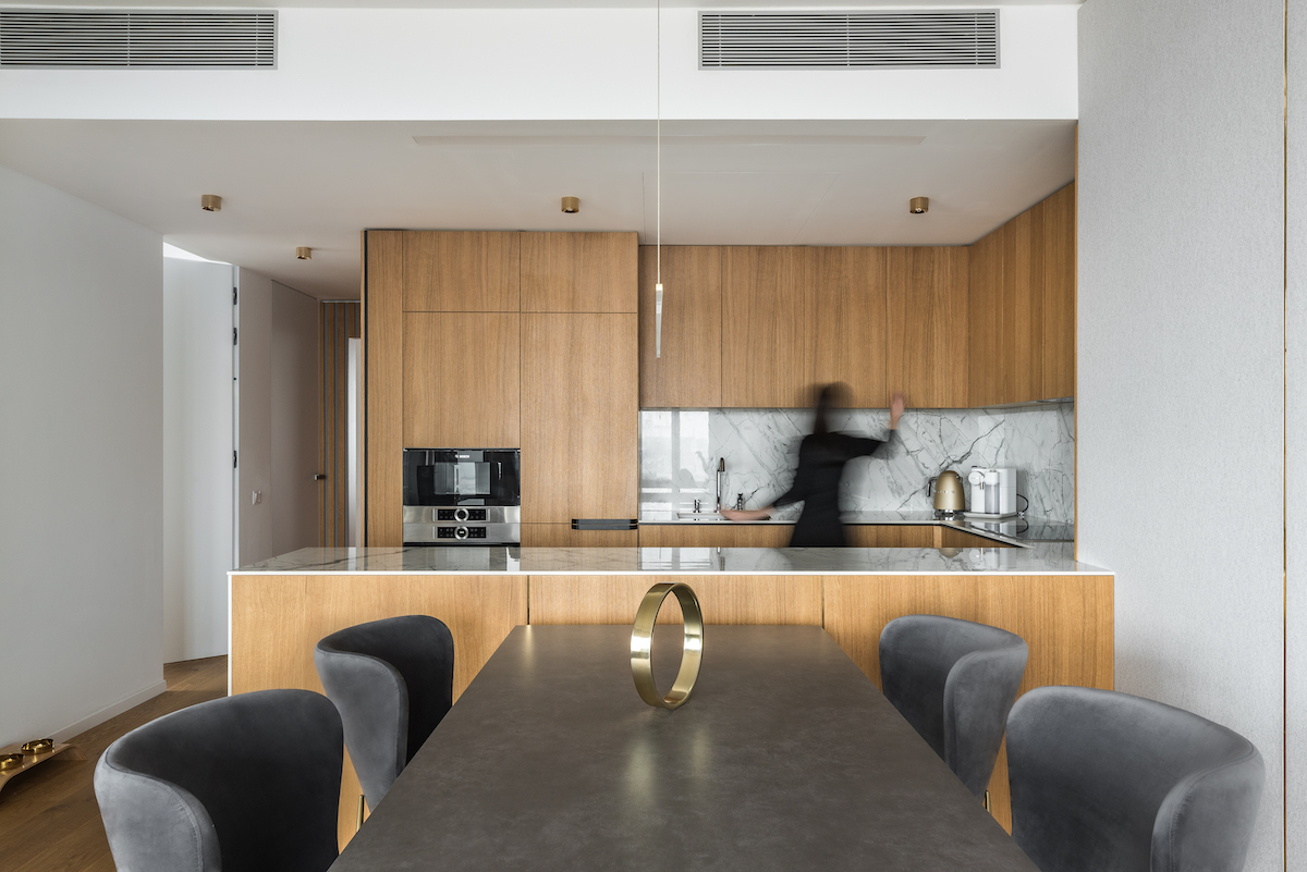 Moderní čtyřpokojový byt v novostavbě s hnědým interiérem a výhledy
