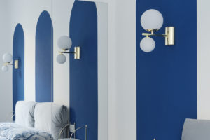 Modrobílé moderní apartmá s oblouky a dřevěnými parketami