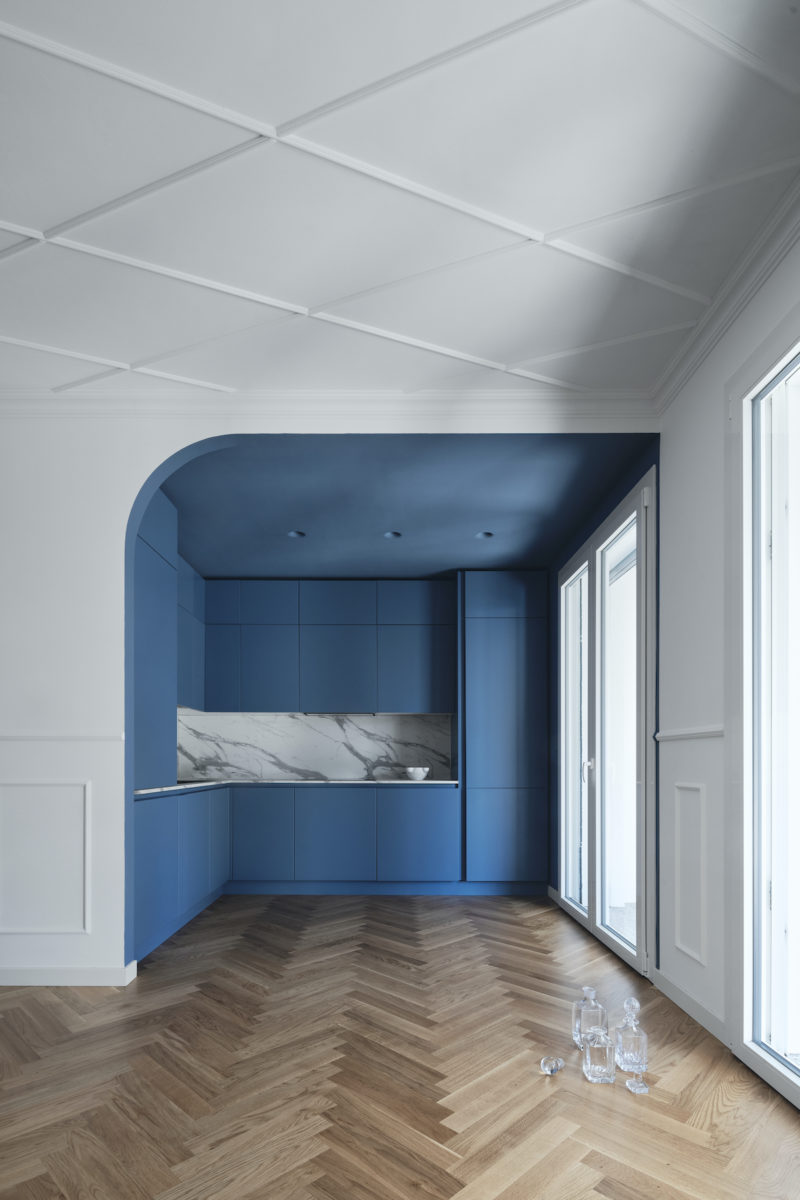 Modrobílé moderní apartmá s oblouky a dřevěnými parketami