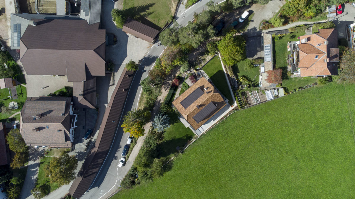 Tradiční třípodlažní tyrolska chata s monumentální střechou