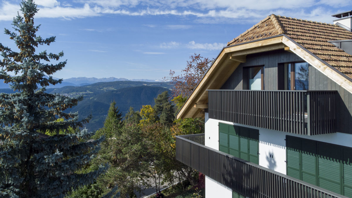 Tradiční třípodlažní tyrolska chata s monumentální střechou