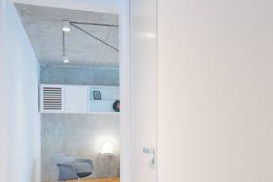 Moderní rekonstrukce panelového bytu s hořčičnými doplnkami
