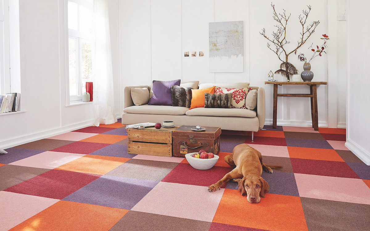 Čtvercový koberec v obýváku