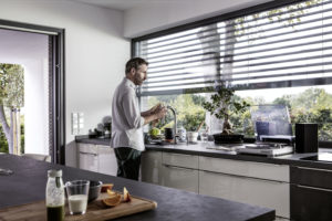 Posuvná okna v kuchyni s mužem