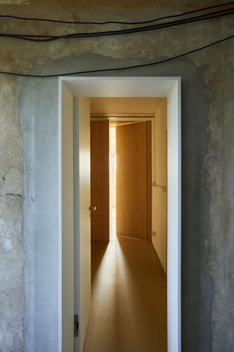 Zrekonstruovaný panelákový byt v přírodním stylu s minimalistickém designu
