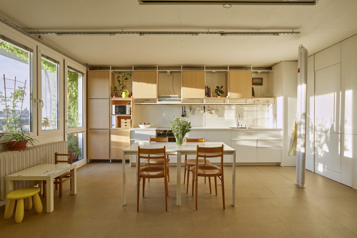 Zrekonstruovaný panelákový byt v přírodním stylu s minimalistickém designu