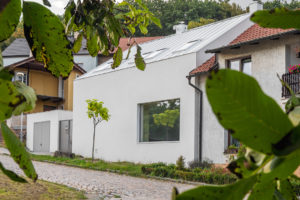 Rekonstruovaný stoletý dům s minimalistickým interiérem a zahradou