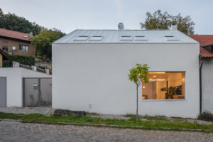 Rekonstruovaný stoletý dům s minimalistickým interiérem a zahradou