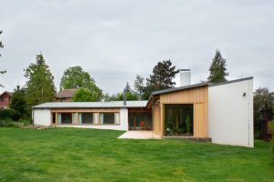 Moderní stavba v osadě s ekologickým standardem