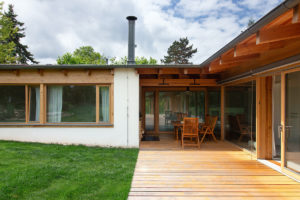 Moderní stavba v osadě s ekologickým standardem