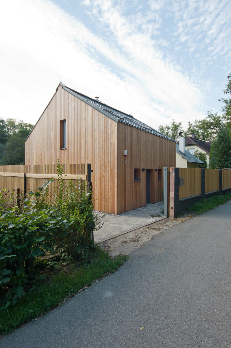 Rekonstruovaná dřevěná dvoupodlažní chata s moderním interiérem