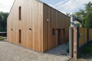 Rekonstruovaná dřevěná dvoupodlažní chata s moderním interiérem