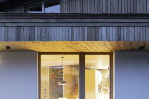 Udržitelná dřevostavba zateplená balíky slámy s moderním interiérem