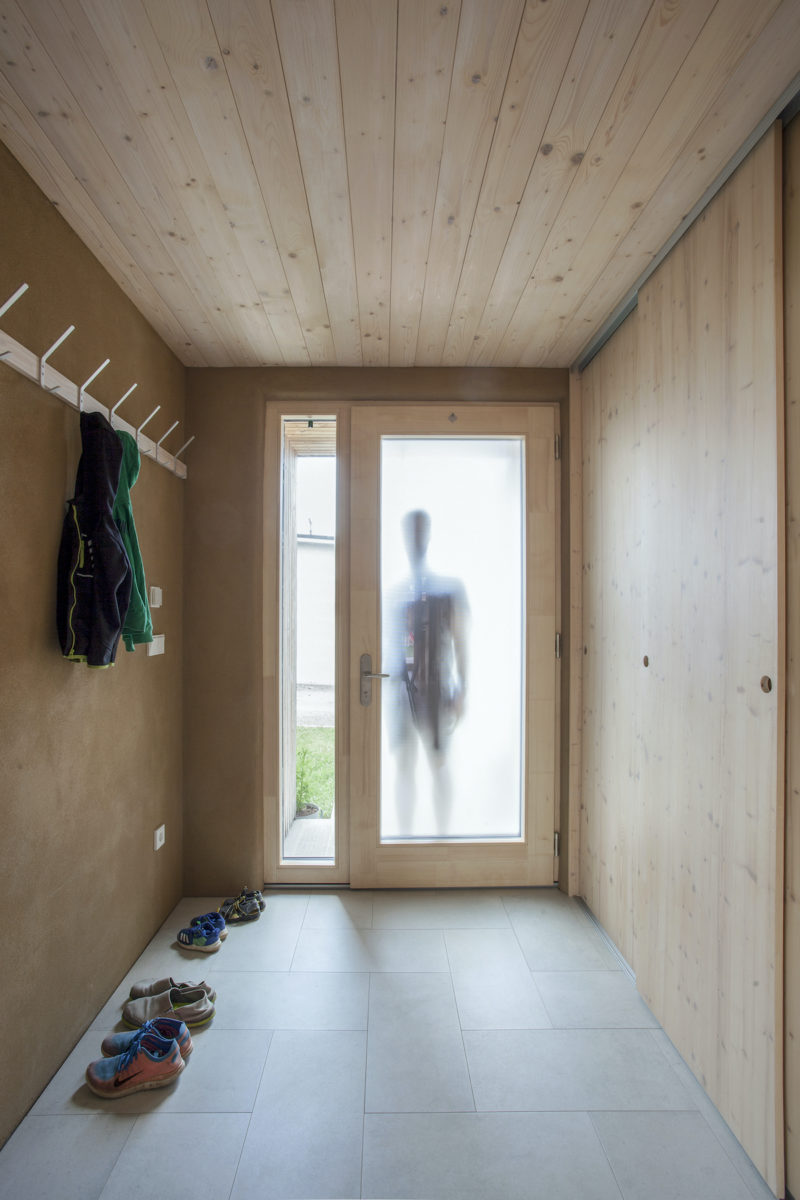 Udržitelná dřevostavba zateplená balíky slámy s moderním interiérem